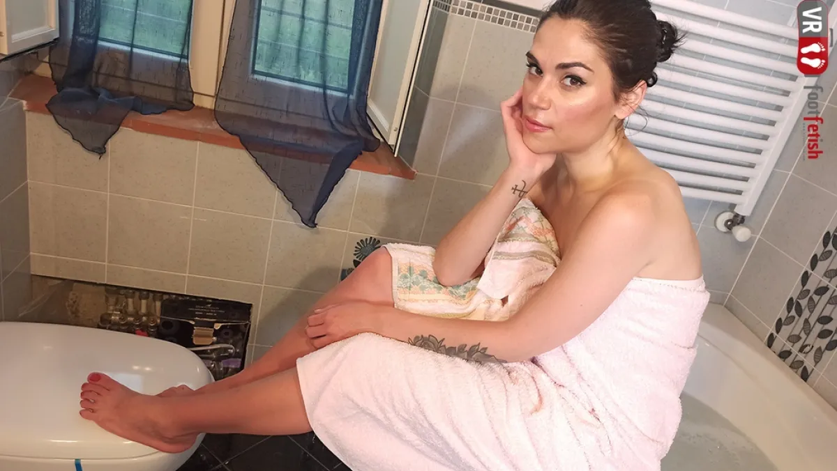 Stunning Chiara's Sensual Bath: Foot Fetish VR Tease