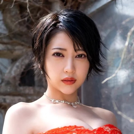 Hibiki Natsume portrait