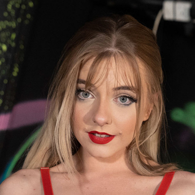 Blonde Gabie portrait